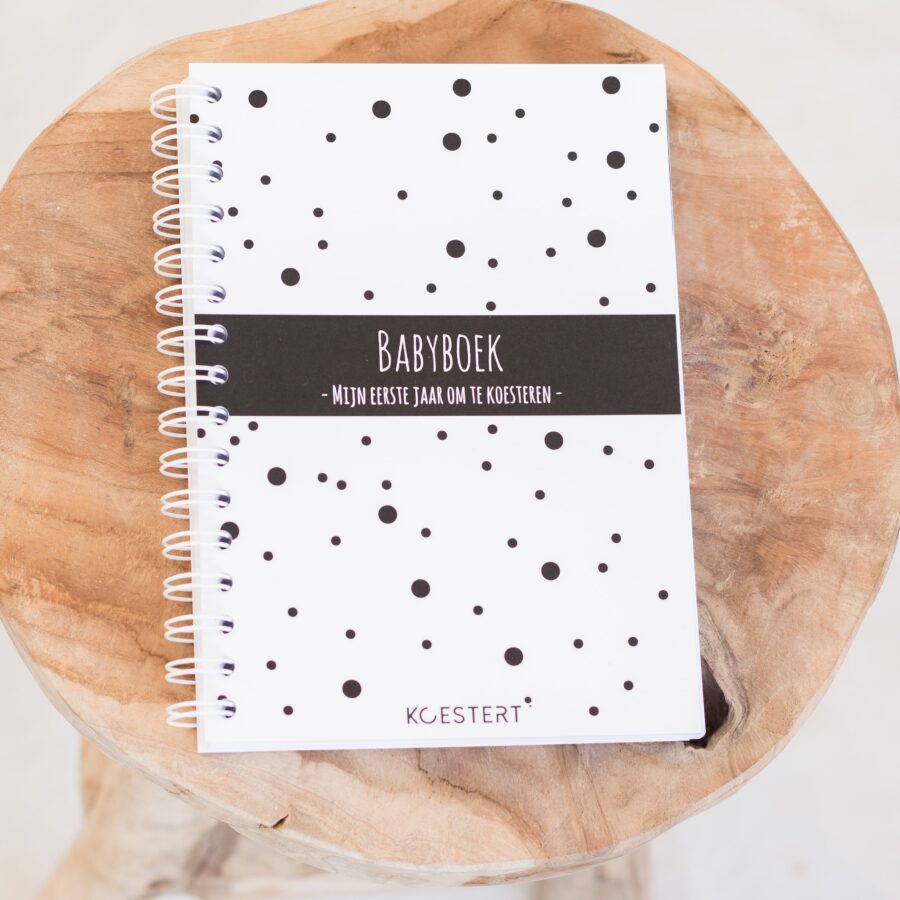 Babyboek eerste jaar boek
